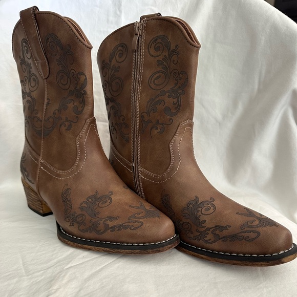 Dream Pairs Shoes - Elegant Brown Embroidered Heeled Boots